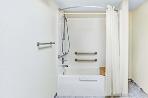 Habitación, 1 cama King size, con acceso para personas discapacitadas, tina | Baño | Tina con regadera, secadora de cabello, toallas 