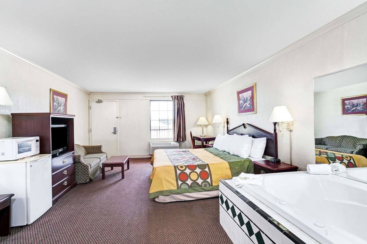 Desk, laptop workspace, iron/ironing board, free WiFi