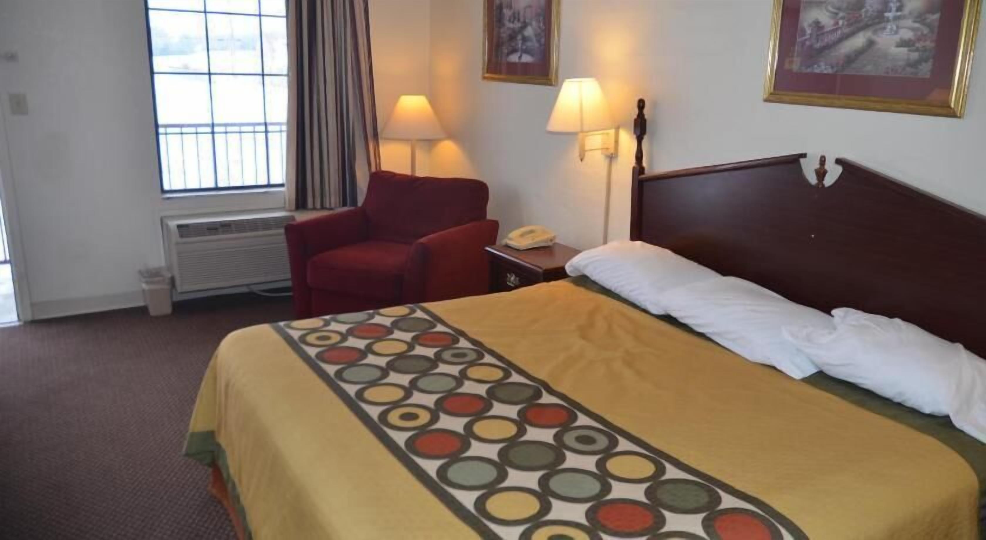 Desk, laptop workspace, iron/ironing board, free WiFi
