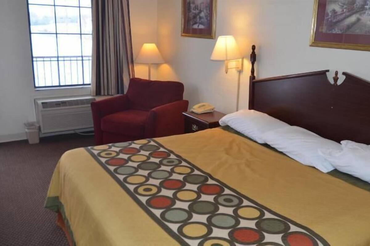 Desk, laptop workspace, iron/ironing board, free WiFi