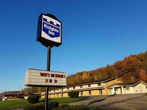 Exterior detail - Knights Inn Franklin, PA (Franklin)