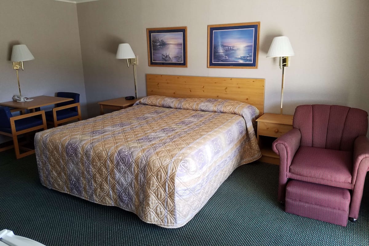 Desk, iron/ironing board, WiFi (free), bed sheets