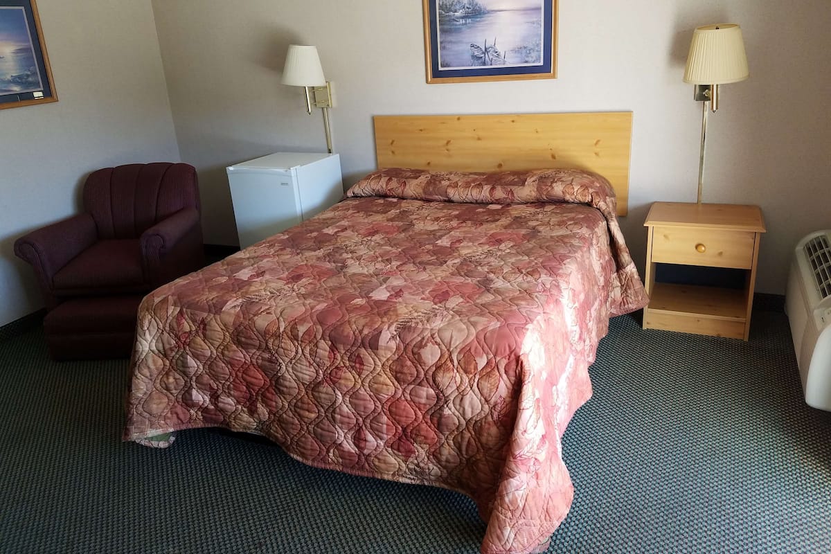 Desk, iron/ironing board, WiFi (free), bed sheets
