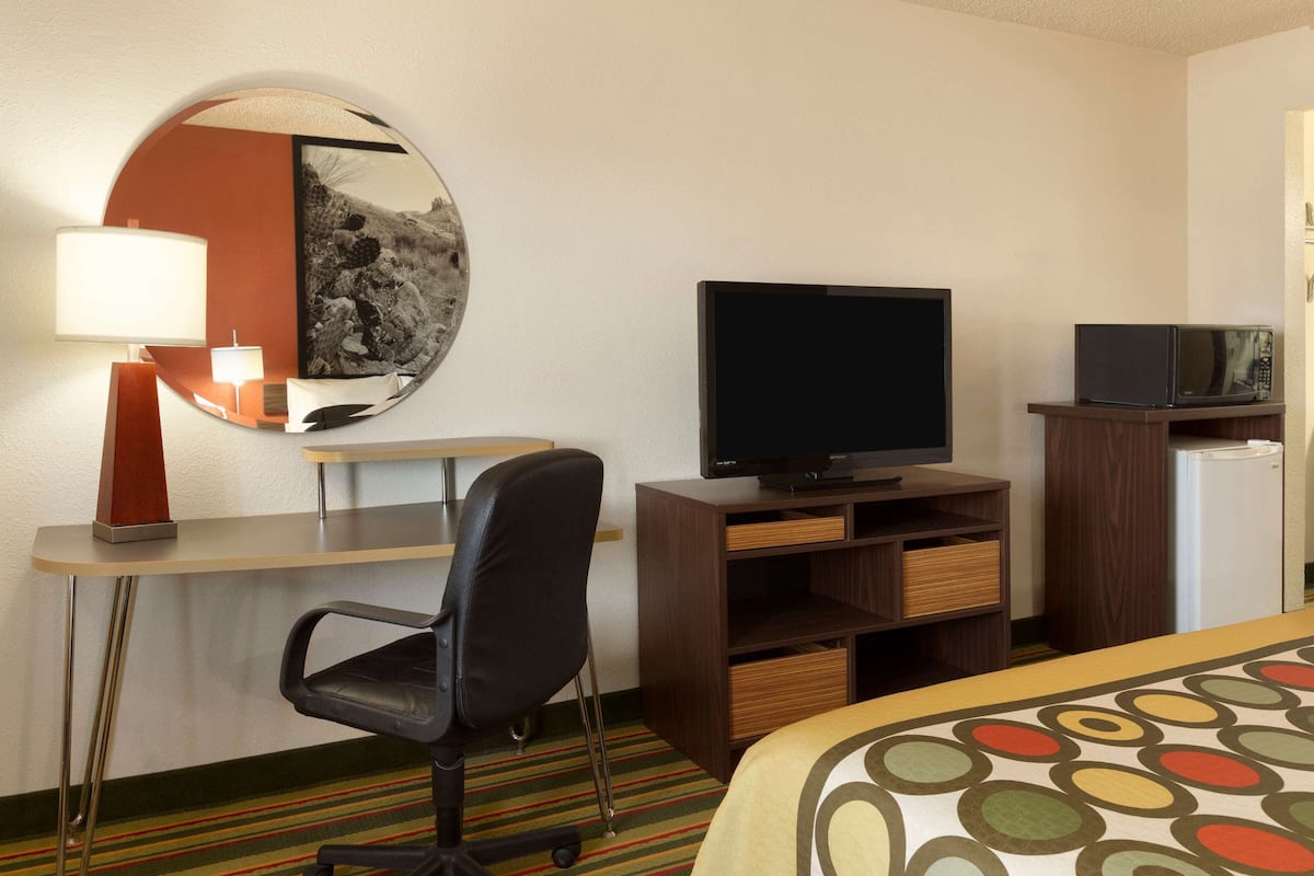 Desk, laptop workspace, iron/ironing board, free WiFi