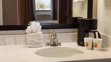 Tina con regadera, amenidades de baño gratuitas, secadora de cabello