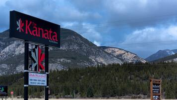 Une enseigne pour l’établissement The Kanata by BCM Inns, indiquant la présence d’un restaurant Rocky River Grill proposant des repas en famille, un bar sportif, ainsi que des services de petit-déjeuner, de déjeuner et de dîner.
