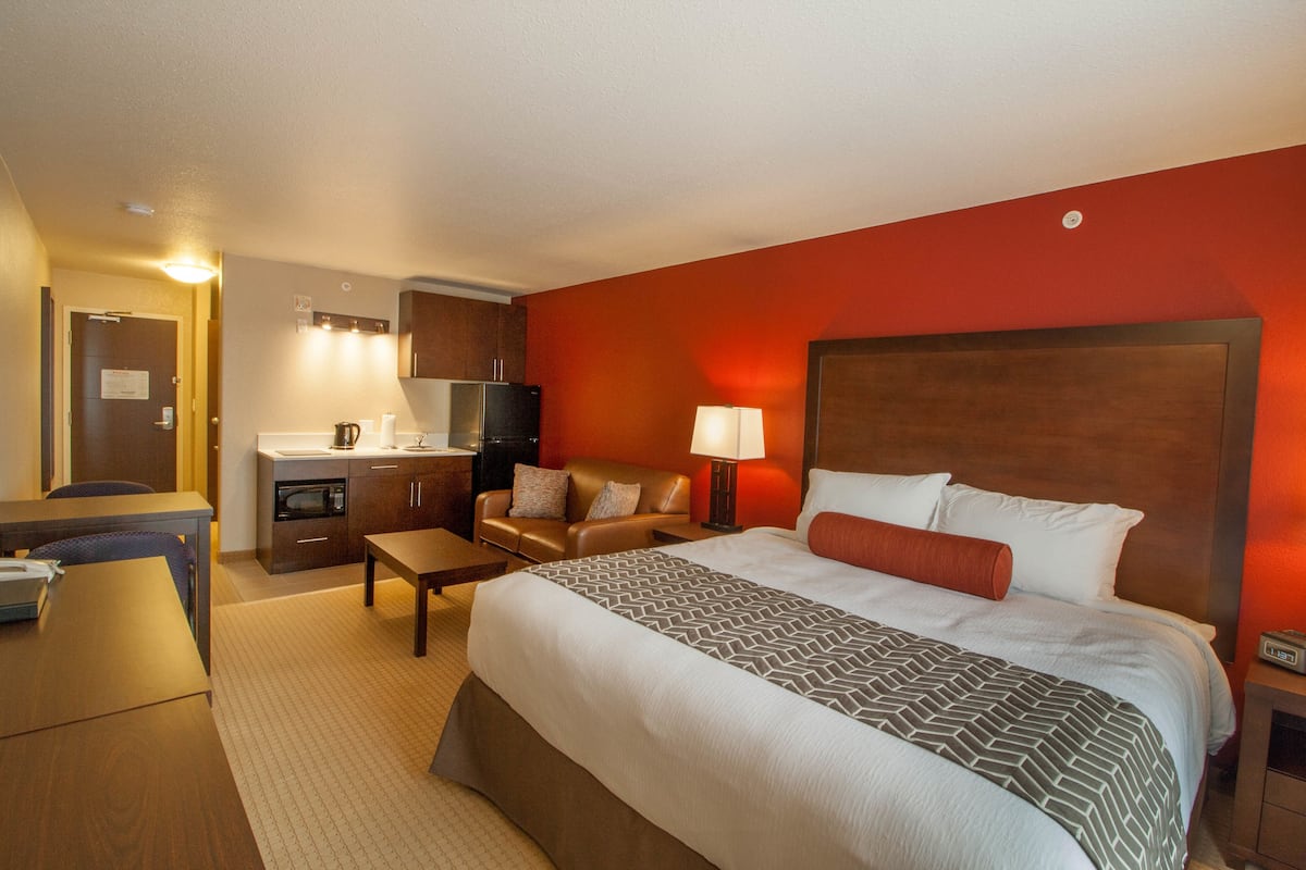 Suíte com design assinado, 1 cama King, cozinha americana | Cofres nos quartos, escrivaninha, espaço de trabalho para notebook