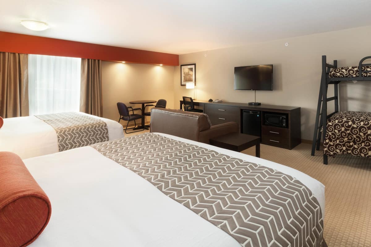 Family Room King | 1 bedroom, in-room safe, desk, laptop workspace