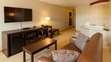 Honeymoon studio suite, 1 kingsize bed, bubbelbad | Woonruimte | Een 48-inch televisie met kabelzenders