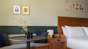 Premium bedding, minibar, in-room safe, desk - The Outpost Rocky Mountains (Estes Park)