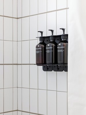 Designer toiletries, hair dryer, towels, soap - The Outpost Rocky Mountains (Estes Park)