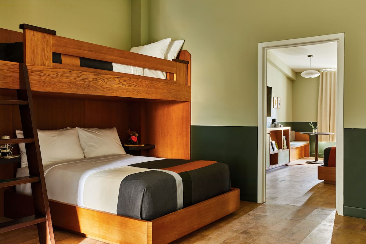Suite, 1 trĂšs grand lit, vue montagne
