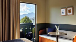 Chambre, 2 grands lits, baignoire | Literie de qualité, coffre-fort pour ordinateur portable, bureau