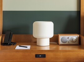 高档床上用品、迷你吧、客房内保险箱、办公桌