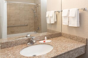 Combined shower/bathtub, free toiletries, hair dryer, towels