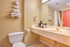 جناح - سرير ملكي - لغير المدخنين (One-Bedroom Suite) | حمام | وحدات دش مع أحواض استحمام، مجففات شعر، مناشف