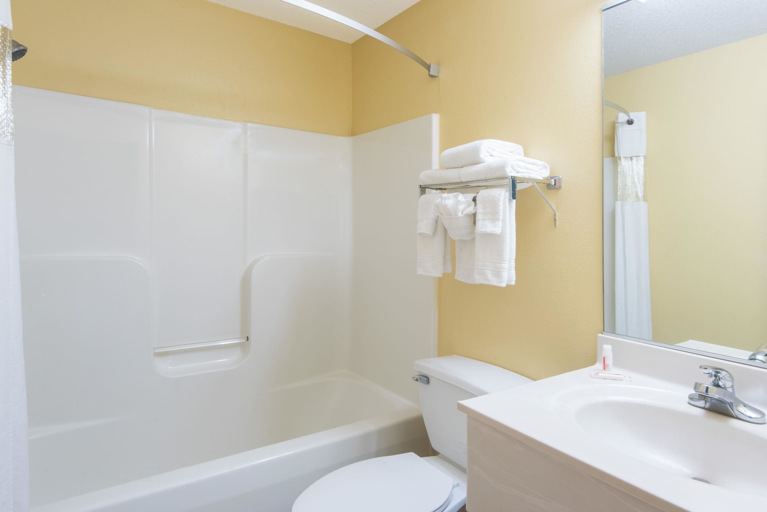 Un bagno con vasca, WC e lavandino.