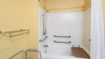Amenidades de baño gratuitas, secadora de cabello, toallas