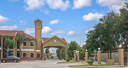 Super 8 by Wyndham Houston/Brookhollow NW