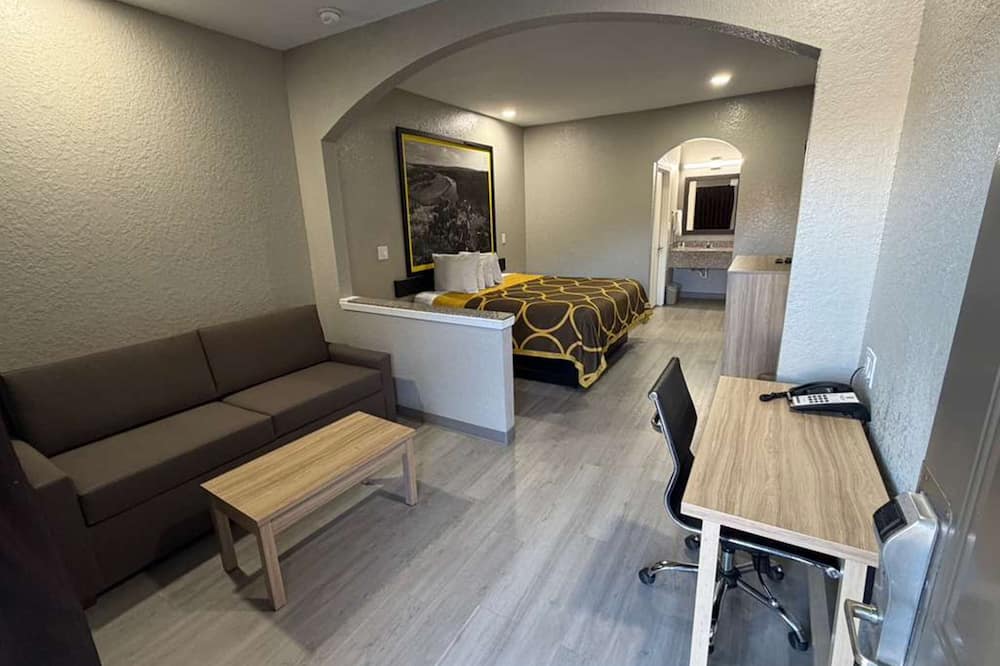 Super 8 by Wyndham Houston/Brookhollow NW