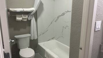 Ensemble douche/baignoire, sĂšche-cheveux, serviettes fournies