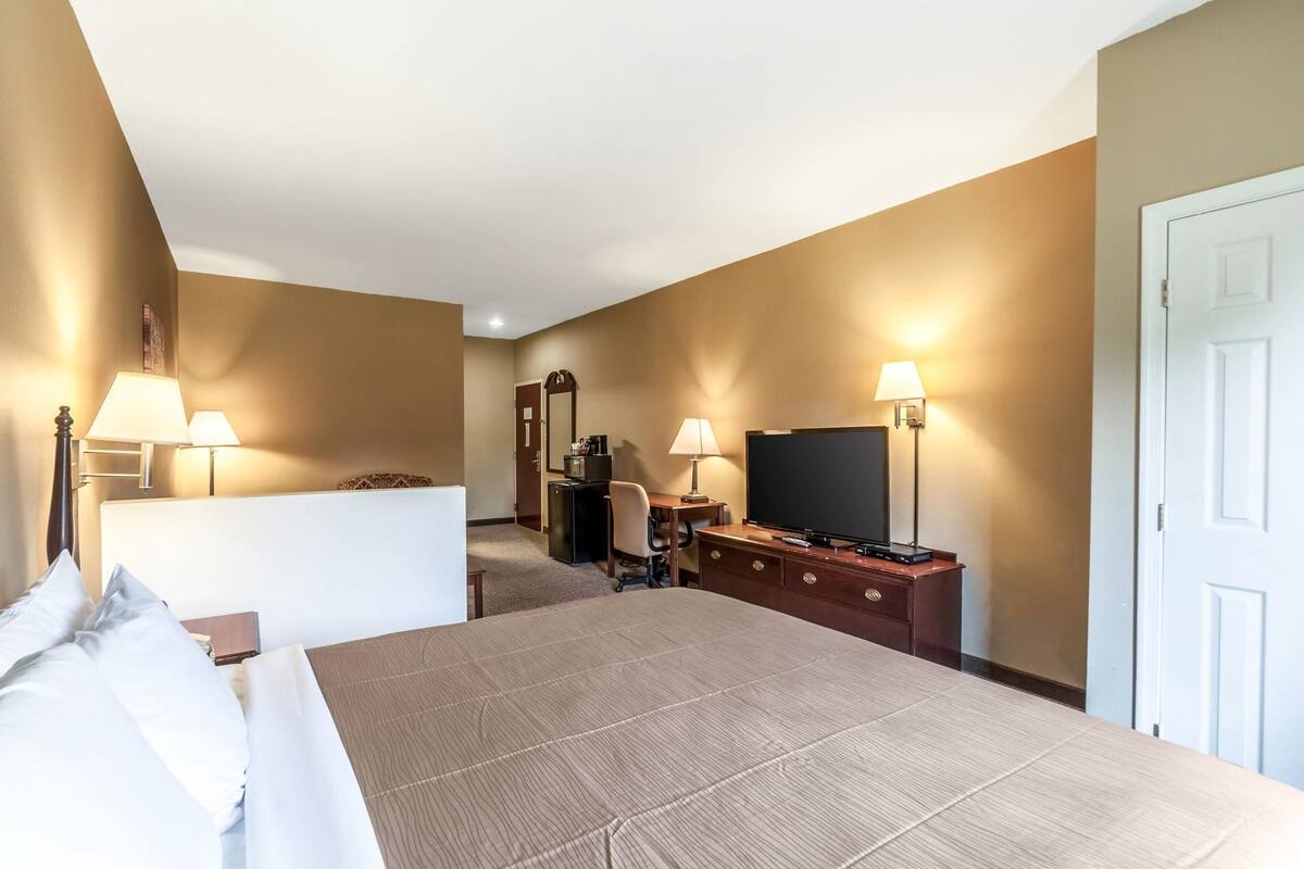 Kamar, 1 Tempat Tidur King dengan tempat tidur Sofa, Boleh Merokok | Setrika/meja setrika dan tempat tidur bayi gratis