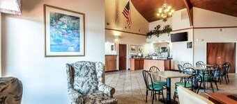 Econo Lodge Inn & Suites