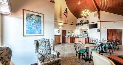Econo Lodge Inn & Suites