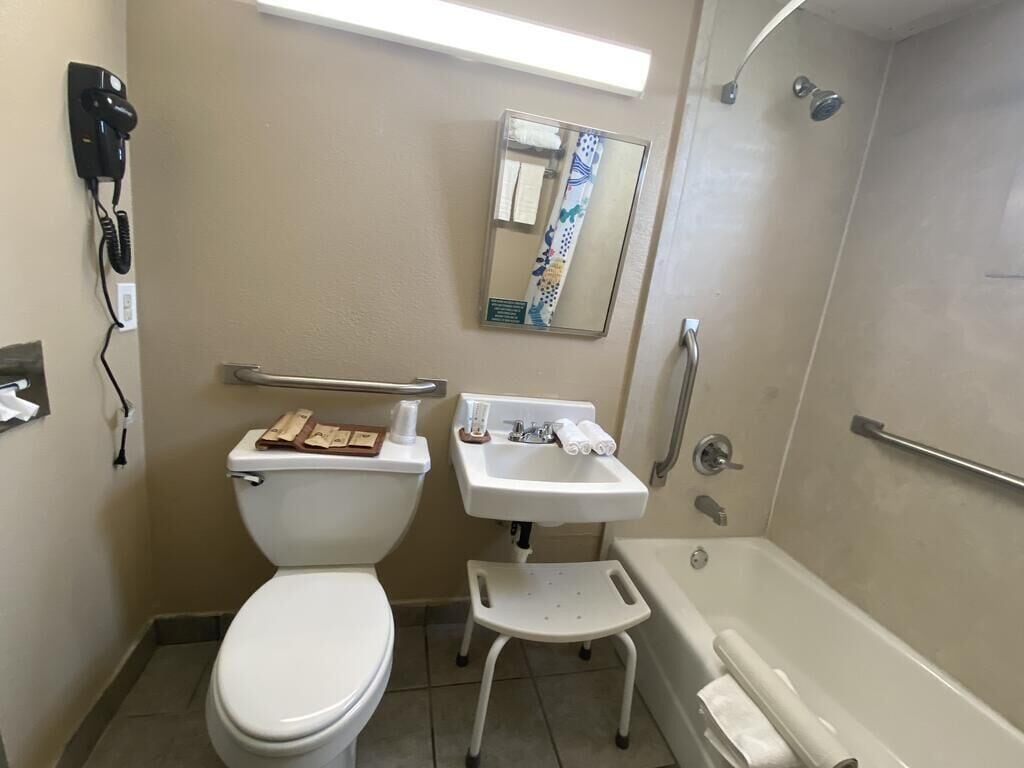 Ein kleines Badezimmer mit Toilette, Waschbecken und Dusche.