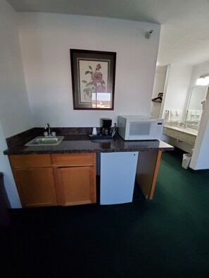 Superior Room, 1 King Bed | Microwave