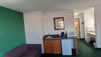 Habitación superior, 1 cama King size | Área de sala de estar | Televisión LED