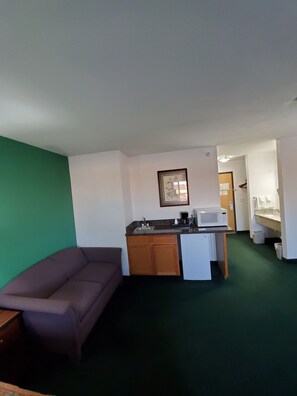 Superior Room, 1 King Bed | Living area