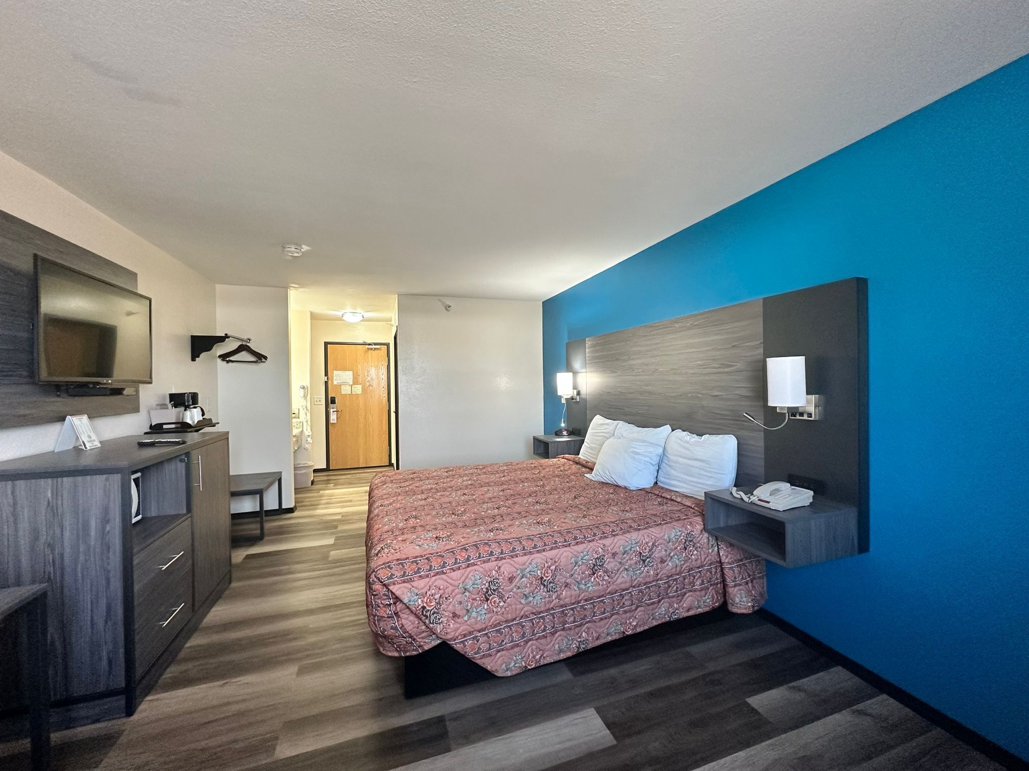 Standard Room, 1 King Bed | Living area | LED TV