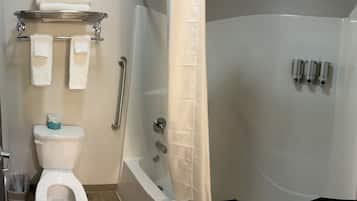 Combined shower/bathtub, free toiletries, towels