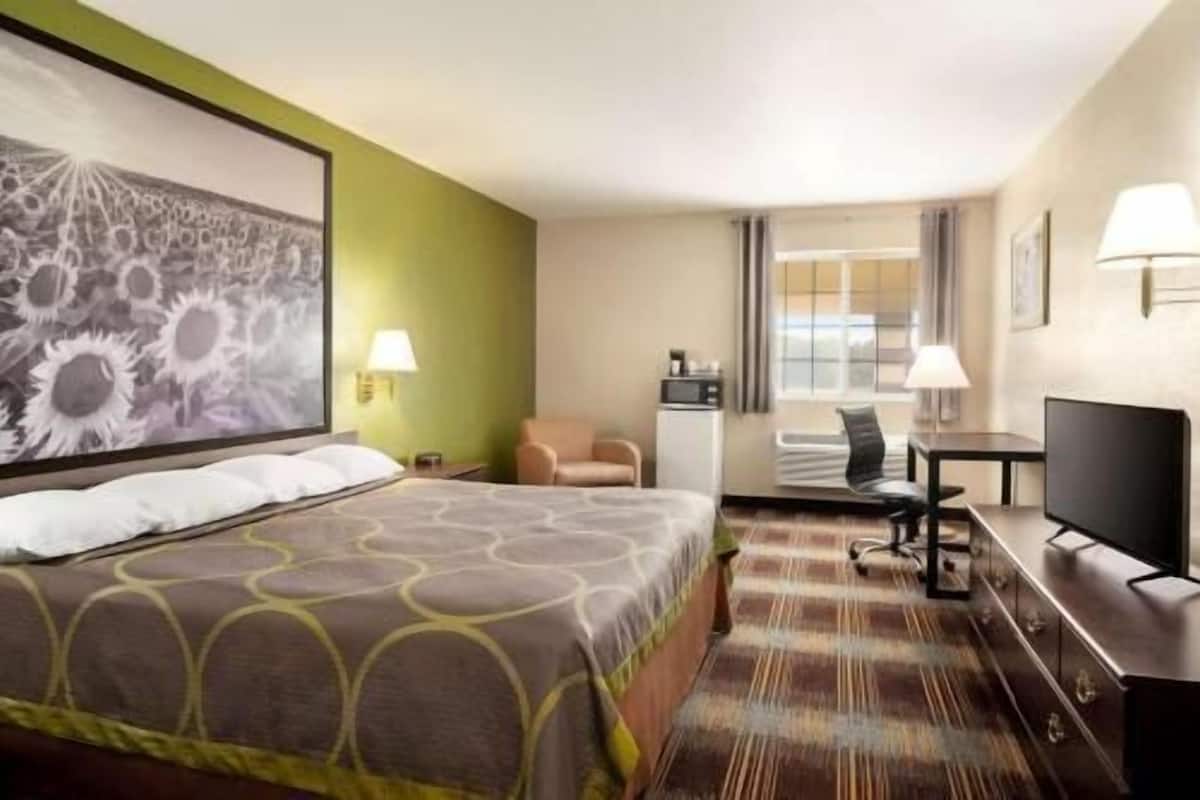 Escritorio, cortinas blackout, wifi gratis y ropa de cama