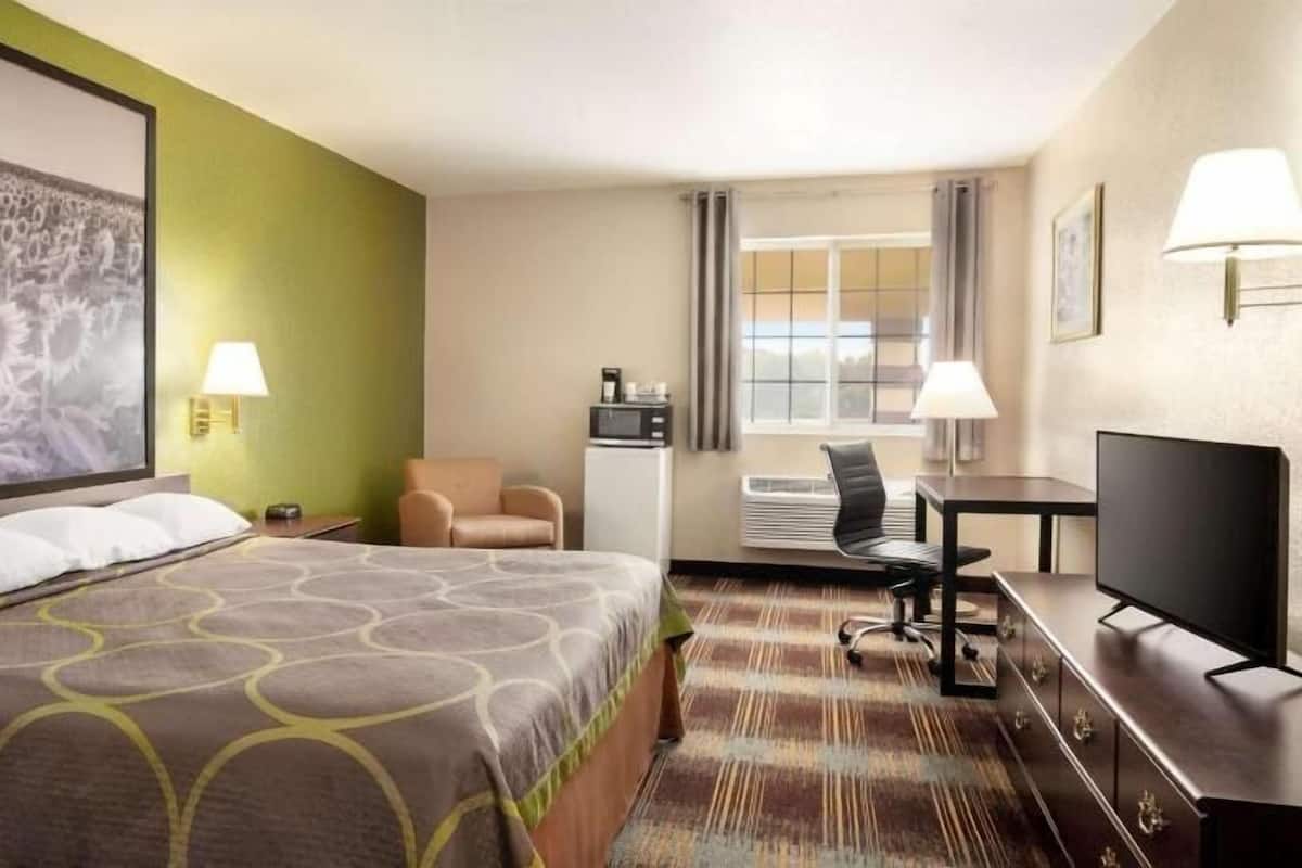Escritorio, cortinas blackout, wifi gratis y ropa de cama