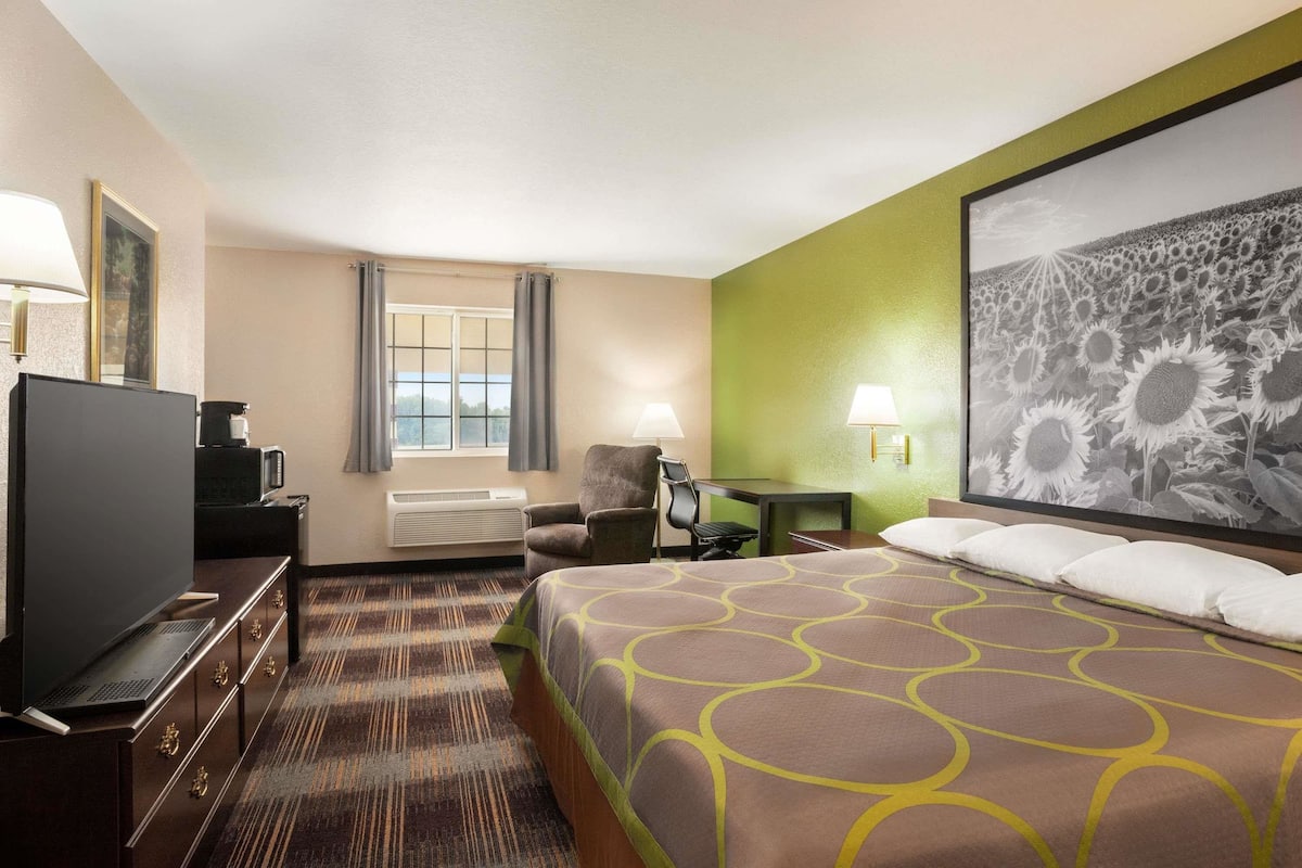 Desk, blackout drapes, free WiFi, bed sheets