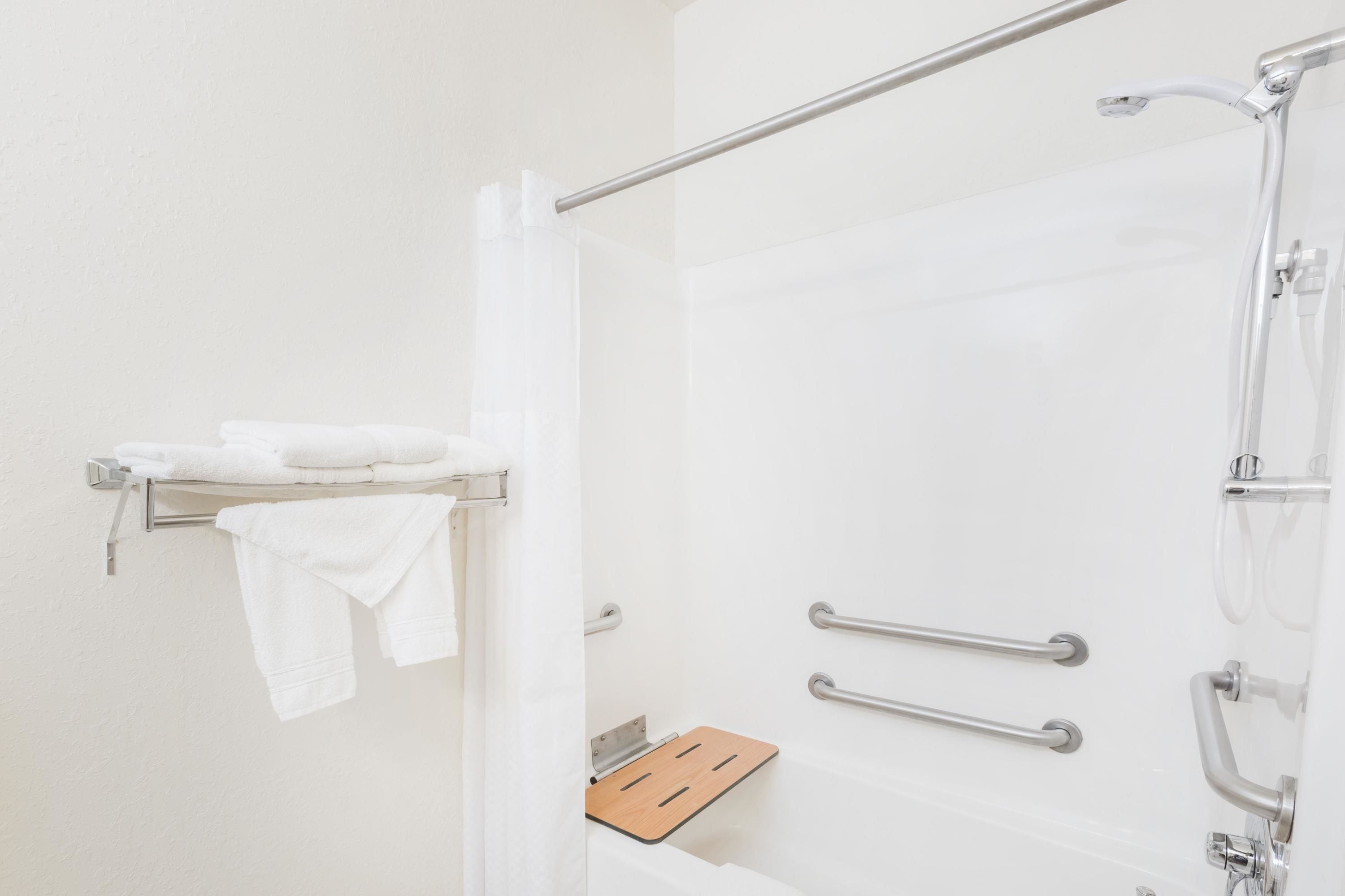 Combined shower/tub, deep soaking tub, hydromassage showerhead
