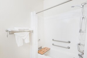 Kombination af bruser/badekar, dybe badekar, brusehoved med hydromassage