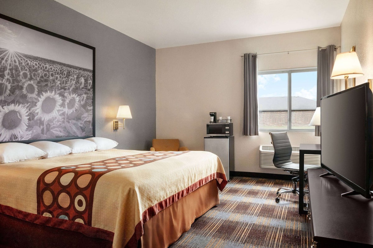 Room, Accessible | Desk, blackout drapes, free WiFi, bed sheets