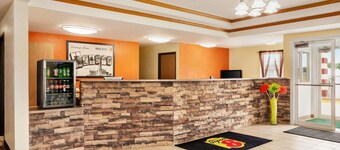 Super 8 by Wyndham Holton