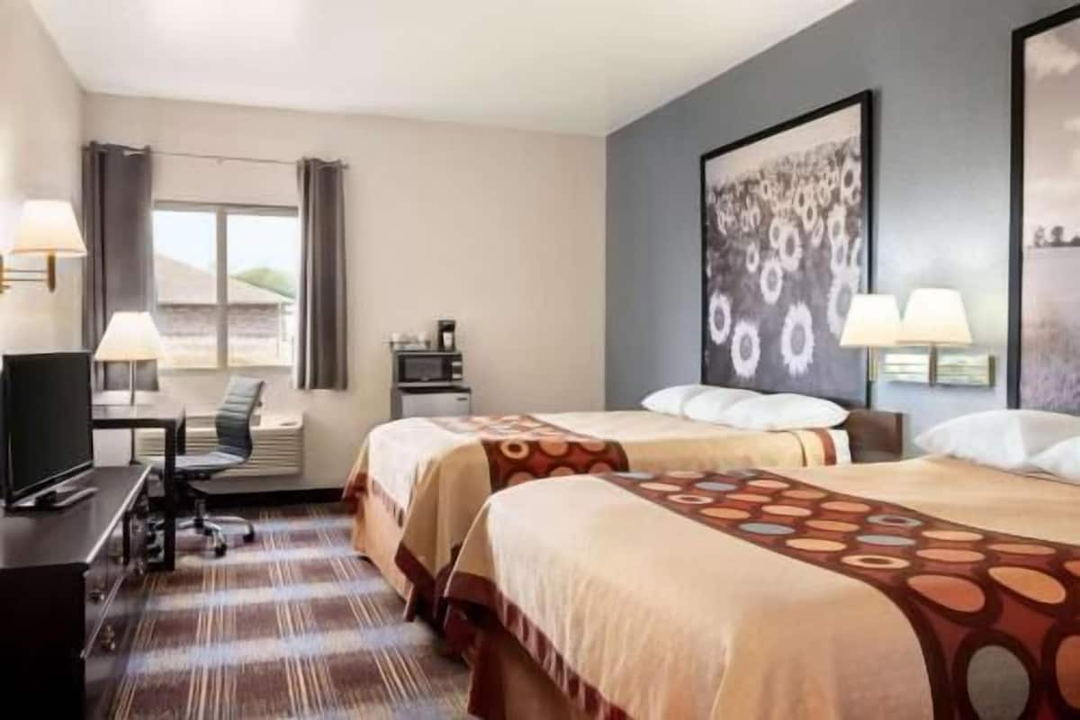 Escritorio, cortinas blackout, wifi gratis y ropa de cama