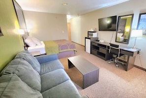 Business Room, 1 Queen Bed with Sofa bed, Non Smoking | Desk, blackout drapes, iron/ironing board, rollaway beds
