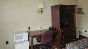 Standard Room, 1 King Bed, Non Smoking | In-room safe, free WiFi, bed sheets