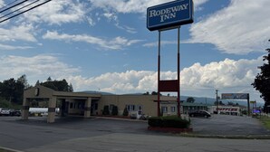 A motel with a sign reading "Rodeway Inn" and a parking lot in front. - Rodeway Inn Dunmore (Scranton)
