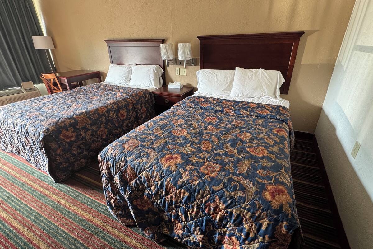 Standard Room, 2 Twin Beds, Non Smoking | In-room safe, free WiFi, bed sheets