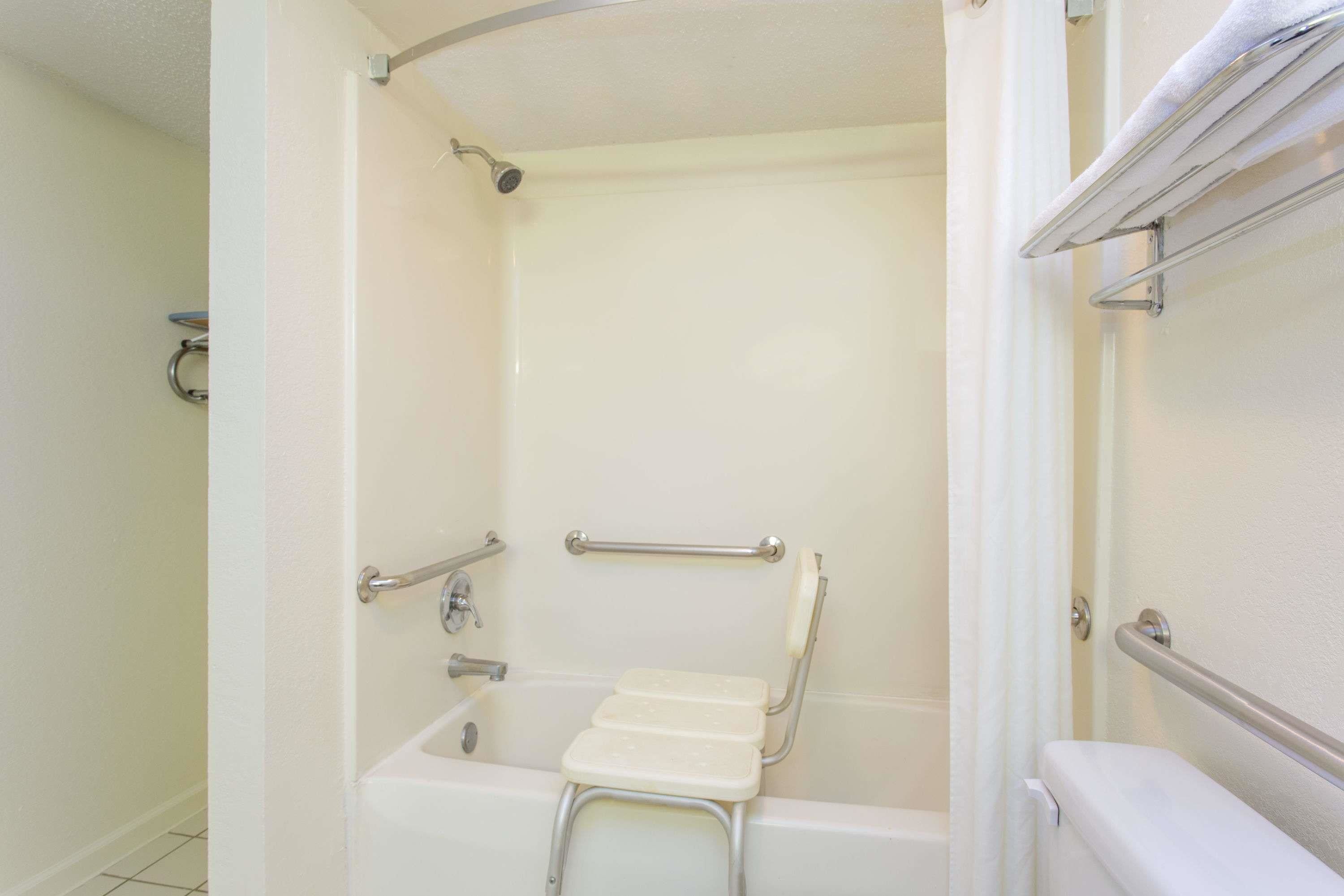 Chambre, 1 très grand lit, accessible aux personnes à mobilité réduite | Salle de bain | Ensemble douche/baignoire, baignoire relaxante profonde