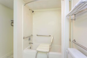 Chambre, 1 très grand lit, accessible aux personnes à mobilité réduite | Salle de bain