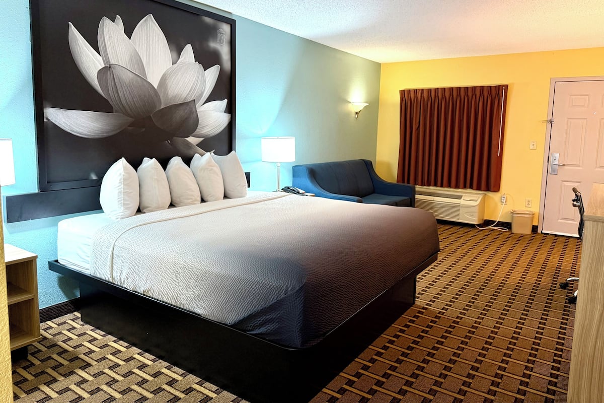 Standard Room, 1 King Bed | Premium bedding, desk, laptop workspace, blackout drapes
