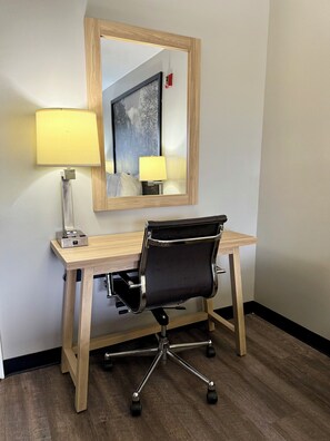 Habitación, 1 cama de matrimonio grande, no fumadores (Mobility Accessible) | Ropa de cama de alta calidad y escritorio